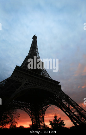 Après la tombée de la tour Eiffel à Paris, France Banque D'Images