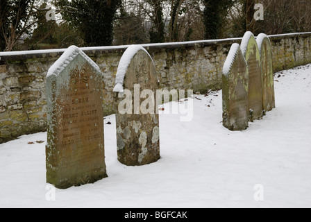 Les pierres tombales à la suite d'une chute de neige à Ancaster, Lincolnshire, Angleterre. Banque D'Images