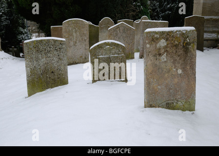 Les pierres tombales à la suite d'une chute de neige à Ancaster, Lincolnshire, Angleterre. Banque D'Images