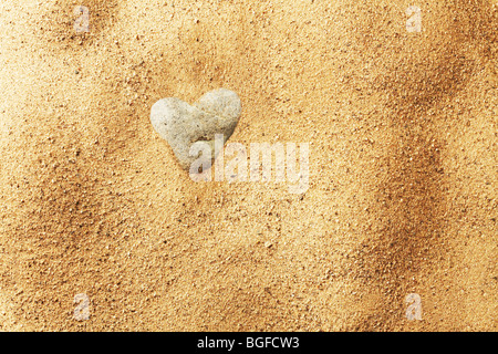 Pierre en forme de coeur dans le sable Banque D'Images
