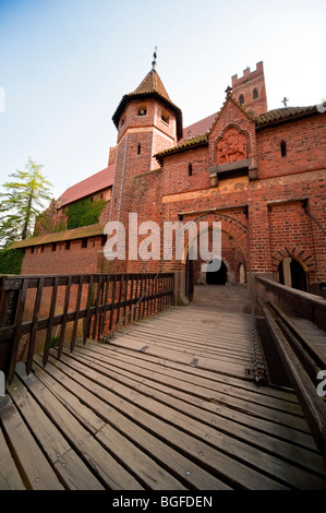 Entrée du château des chevaliers teutoniques et La Rivière Nogat Malbork, occidentale, Pologne | Marienburg, Ordensburg, Pommern, Polen Banque D'Images