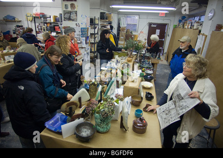 Les membres d'un atelier de poterie dans le quartier de Chelsea à New York tenir une maison de vente avant Noël Banque D'Images