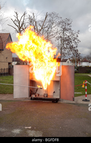 Sixième d'une séquence d'images montrant un sept London Fire Brigade incendie pan puce manifestation en décembre 2009. (Voir Description) Banque D'Images
