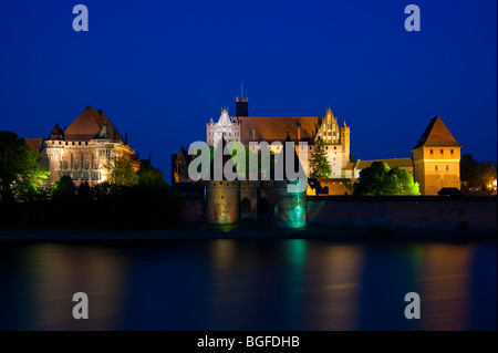 Château des Chevaliers teutoniques à Malbork Rivière Nogat de nuit, la Poméranie, Pologne | Marienburg, Ordensburg, Pommern, Polen Banque D'Images