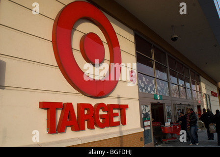 Les clients du shopping dans un magasin cible au centre de la passerelle dans le quartier du Bronx à New York Banque D'Images