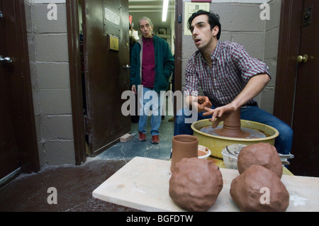 Potter donne une démonstration sur pierres lors d'une vente de poterie Banque D'Images