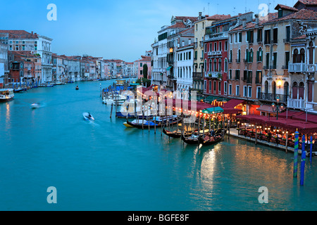 Vue sur le Grand Canal du Pont du Rialto (Ponte di Rialto), Venise, Vénétie, Italie Banque D'Images