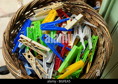 Des pinces à linge de couleur Panier Banque D'Images