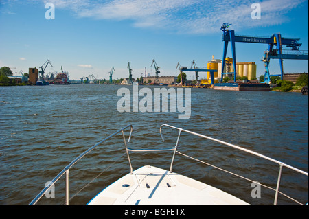 Charte de yacht de Bow près de port de Gdansk sur Martwa Wisla, Poméranie, Pologne | Location de vor dem Hafen von Danzig, Pologne Banque D'Images