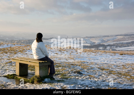 Un walker prend dans la vue du dessus de Baildon Moor, près de Bradford West Yorkshire Banque D'Images