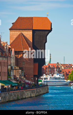 De vieux navires sur Moltlawa River en face de la grue historique entrée de la vieille ville de Gdansk Gdansk Krantor | Altstadt Banque D'Images