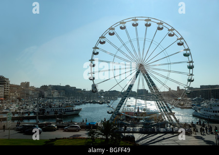 Silhouette de grande roue ou grande roue sur le Quayside du Vieux Port, Vieux Port, Port ou Port, Marseille ou Marseille, Provence, France Banque D'Images