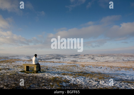 Un walker prend dans la vue du dessus de Baildon Moor, près de Bradford West Yorkshire Banque D'Images