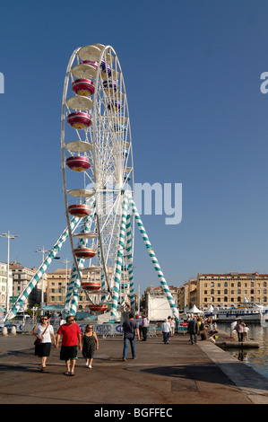 Grande roue et les touristes sur Quai des Belges, Vieux Port, Vieux Port, port ou Port, Marseille ou Marseille, Provence, France Banque D'Images