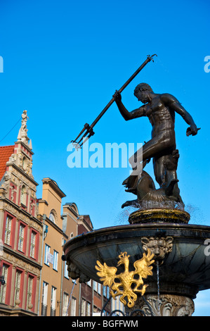 Fontaine de Neptune, les façades et les pignons des maisons de marchands au centre historique de la vieille ville de Gdansk, Pologne | Neptun Brunnen, Danzig, Pologne Banque D'Images