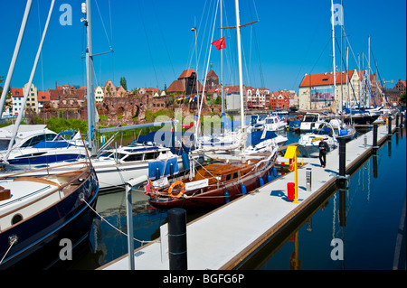 Yachts à marina de Gdansk, Pologne fixe sur la rivière à Moltlawa étapes flottante avec grue gate en arrière-plan | Yachthafen Danzig Banque D'Images