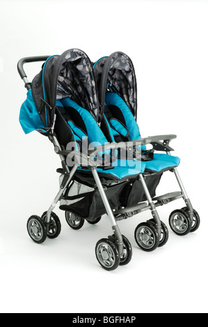 Une double poussette de bébé bleu double chariot Banque D'Images