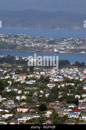 Vue depuis l'ouest de la ville de Wellington collines donnant sur le faubourg de Mornington, Newtown, Evans Bay et la péninsule de Miramar Banque D'Images