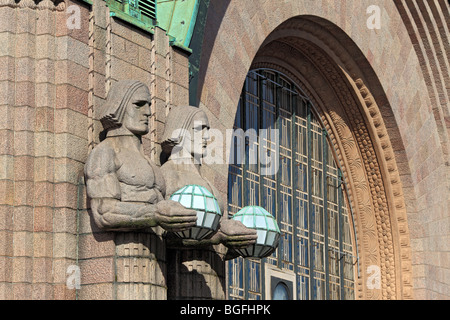 Statues de granit à la gare centrale d'Helsinki, Helsinki, Finlande Banque D'Images