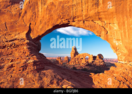 Lever du soleil sur la fenêtre du cadrage Turrent arch arch Banque D'Images