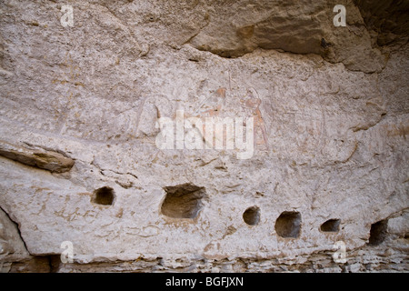 Niches et rock-art en falaise près de Kanais, Temple du Roi Sety 1 dans le Wadi Abad dans le désert oriental d'Égypte Banque D'Images