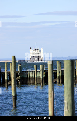 Voiture et ferry part de passagers Port Jefferson, Long Island en route à Bridgeport, Connecticut Banque D'Images