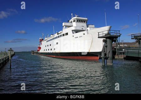 Voiture et de passagers au port, Port Jefferson, Long Island, NY Banque D'Images