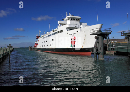 Voiture et de passagers au port, Port Jefferson, Long Island, NY Banque D'Images