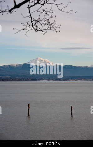 C'est une vue de Mt. Baker dans Bellingham Bay de la ville de Bellingham, Washington, USA. Situé dans la région de Puget Sound. Banque D'Images