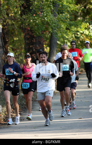 Les coureurs de marathon en compétition en 2008 Grand Rapids Michigan en octobre marathon Banque D'Images