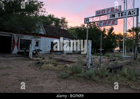 L'abandonné Longhorn Motel dans la ville fantôme de Glenrio, Texas, sur l'historique Route 66. Banque D'Images