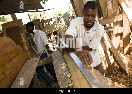 Un jeune homme travaille dans un atelier de menuiserie à Croix-des-Bouquets, en Haïti. Banque D'Images