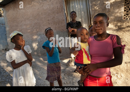 Une famille à l'extérieur de leur maison à Gonaïves, Haïti, Département de l'Artibonite Banque D'Images