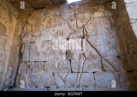 Soulagement de roi qui frappait l'ennemi à Kanais, Temple du Roi Sety 1 dans le Wadi Abad dans le désert oriental d'Égypte Banque D'Images