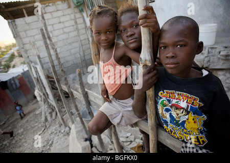 Les enfants à l'extérieur de leur maison à Gonaïves, Haïti, Département de l'Artibonite Banque D'Images