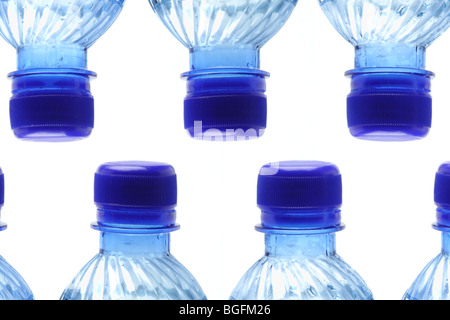 Portrait de rangées de bouteilles d'eau minérale sur blanc Banque D'Images