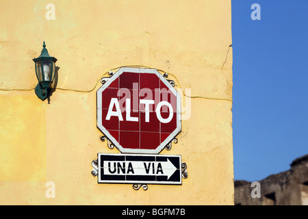 Un arrêt au coin de la rue (alto) signe avec une voie à signer en dessous. Antigua Guatemala, Guatemala, Amérique Centrale Banque D'Images