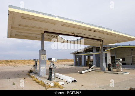 La station d'essence abandonnés dans la ville fantôme de deux fusils, Arizona, sur la route historique 66. Banque D'Images