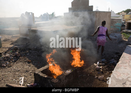 Dragonsidebelgium cérémonie dans un cimetière à Gonaïves, le Département d'Artibonite, Haïti. Banque D'Images