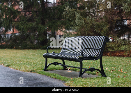 Un banc dans un parc vide Banque D'Images