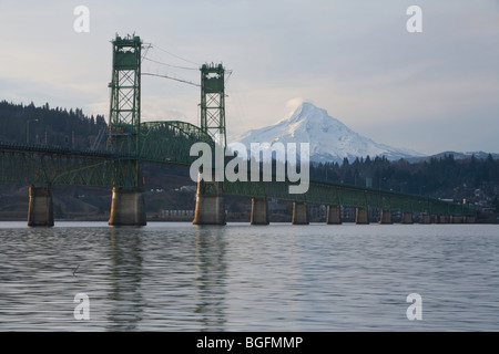 Hood River Bridge et Mt. Hood Banque D'Images