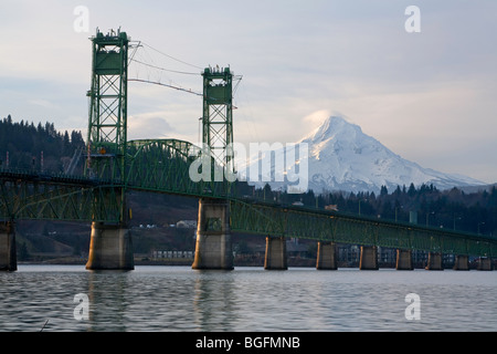 Hood River Bridge et Mt. Hood Banque D'Images