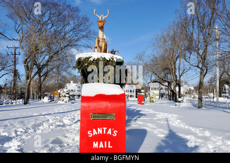 Santa'une boîte aux lettres avec les rennes et la neige fraîche dans la région de Falmouth, Cape Cod commune ville Banque D'Images