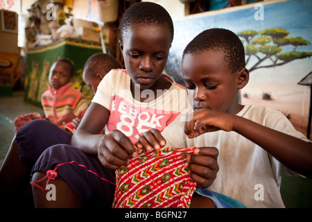 Les filles apprennent à coudre à un orphelinat dans la région de Kilimandjaro, Tanzanie, Afrique de l'Est Banque D'Images