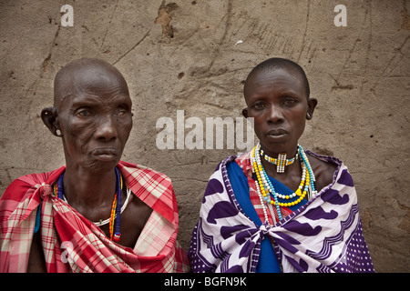 Les femmes masaï à un dispensaire médical en Tanzanie : région de Manyara, district de Simanjiro, village visité. Banque D'Images