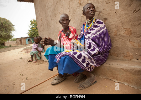 Les femmes masaï à un dispensaire médical en Tanzanie : région de Manyara, district de Simanjiro, village visité. Banque D'Images