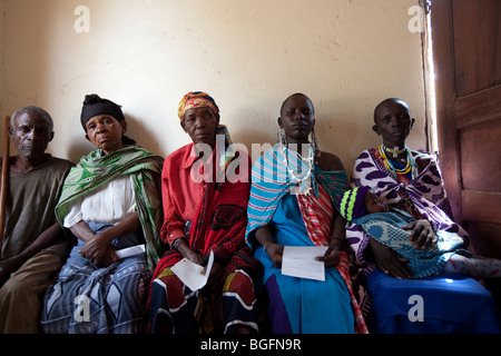 Les villageois attendent d'être vu par un médecin dans une clinique de Kilombero, Village de la région de Manyara, en Tanzanie. Banque D'Images