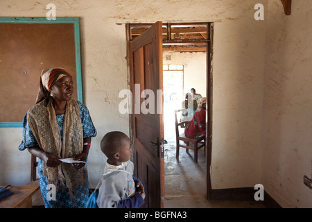 Assister les patients d'une consultation médicale à un dispensaire en Tanzanie : région de Manyara, district de Simanjiro, village visité. Banque D'Images