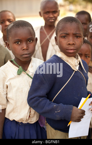 Les enfants en uniforme scolaire, Tanzanie : région de Manyara, district de Simanjiro, village visité. Banque D'Images