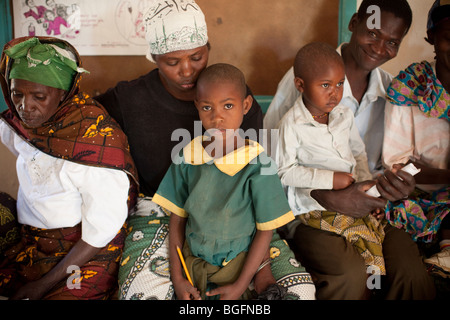 Les patients attendent d'être vu par un médecin d'un dispensaire médical en Tanzanie : région de Manyara, district de Simanjiro, village visité. Banque D'Images